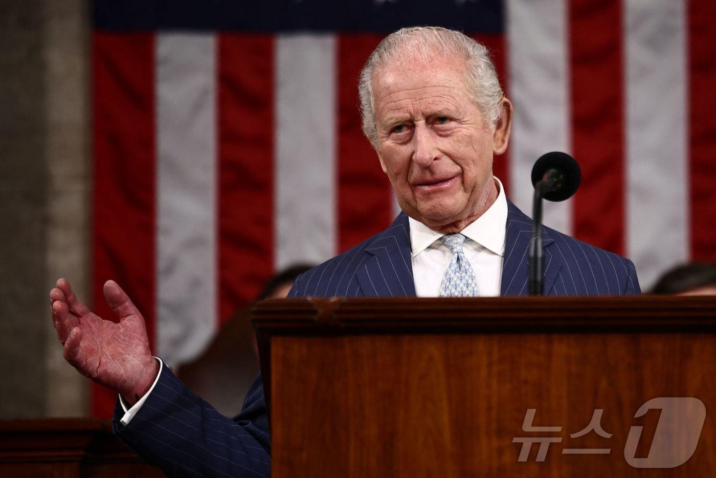본문 이미지 - 찰스 3세 영국 국왕이 28일(현지시간) 미국 워싱턴DC에 있는 국회의사당 하원 회의장에서 연설하고 있다. 2026.4.28 ⓒ AFP=뉴스1