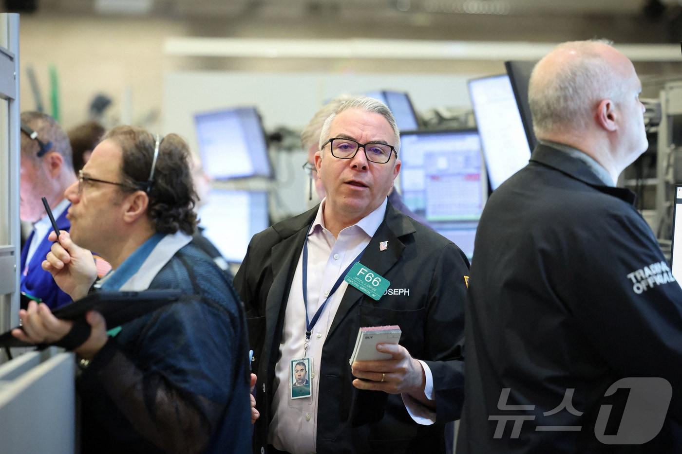 본문 이미지 - 뉴욕증권거래소 트레이더들 ⓒ 로이터=뉴스1