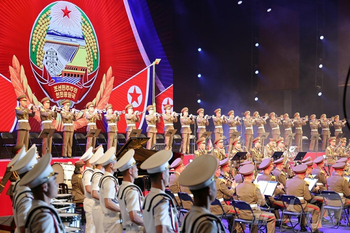 본문 이미지 - (평양 노동신문=뉴스1) = 북한 노동당 기관지 노동신문은 29일 김정은 노동당 총비서가 전날인 28일 국방성중앙군악단 창립 80주년 기념 연주회를 관람했다고 밝혔다. [국내에서만 사용가능. 재배포 금지. DB 금지. For Use Only in the Republic of Korea. Redistribution Prohibited] rodongphoto@news1.kr