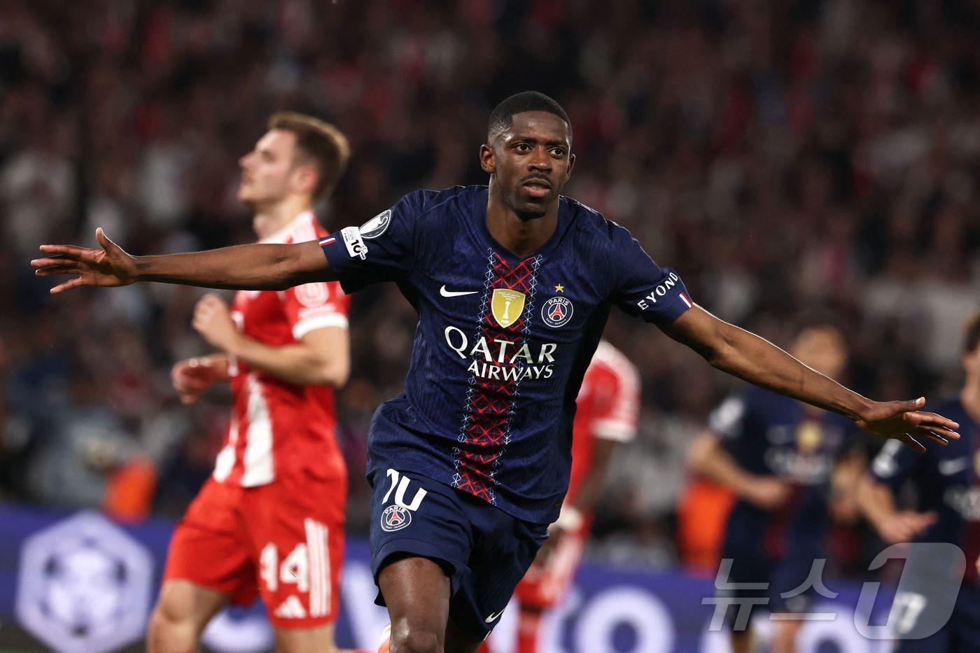 본문 이미지 - PSG 우스만 뎀벨레가 29일(한국시간) 프랑스 파리의 파르크 데 프랭스에서 열린 바이에른 뮌헨과 2025-26 UCL 준결승 1차전에서 득점 후 세리머니를 하고 있다. ⓒ AFP=뉴스1