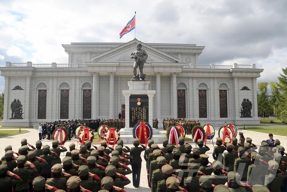 본문 이미지 - (평양 노동신문=뉴스1) = 북한 노동당 기관지 노동신문은 29일 해외군사작전 전투위훈기념관을 찾은 참관자들이 러시아 파병군으로 나섰던 참전 열사들을 기리며 헌화하고 있다고 밝혔다. [국내에서만 사용가능. 재배포 금지. DB 금지. For Use Only in the Republic of Korea. Redistribution Prohibited] rodongphoto@news1.kr