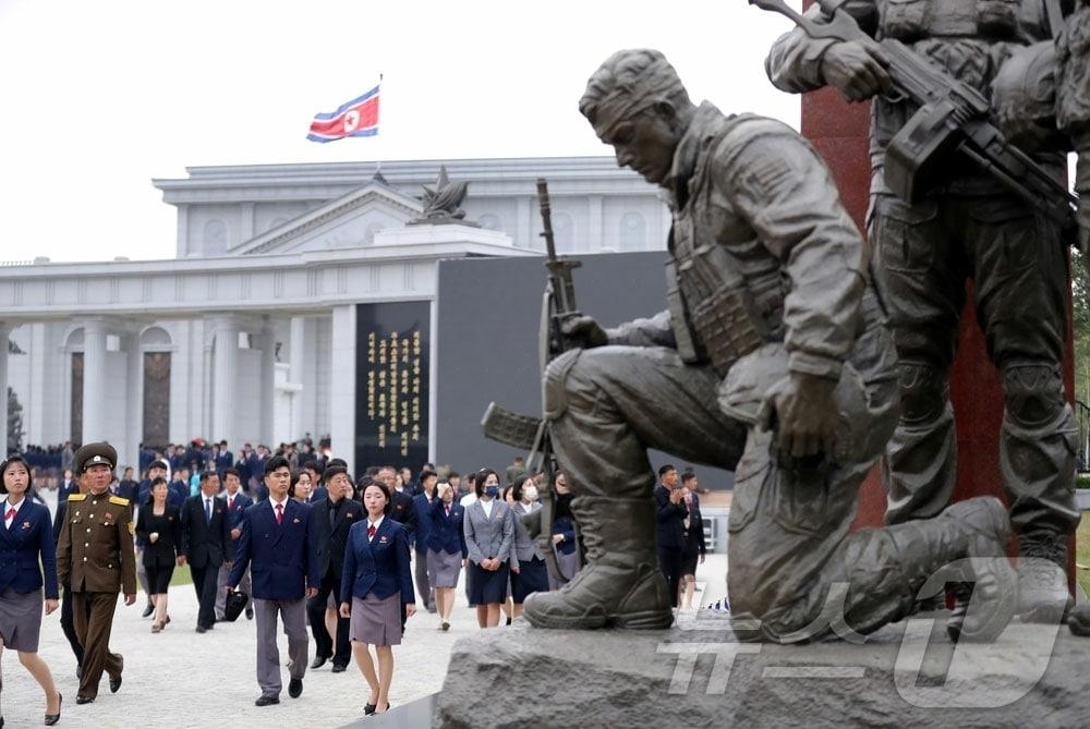 본문 이미지 - (평양 노동신문=뉴스1) = 북한 노동당 기관지 노동신문은 29일 해외군사작전 전투위훈기념관을 찾은 참관자들이 러시아 파병군으로 나섰던 참전 열사들을 기리며 헌화하고 있다고 밝혔다. [국내에서만 사용가능. 재배포 금지. DB 금지. For Use Only in the Republic of Korea. Redistribution Prohibited] rodongphoto@news1.kr