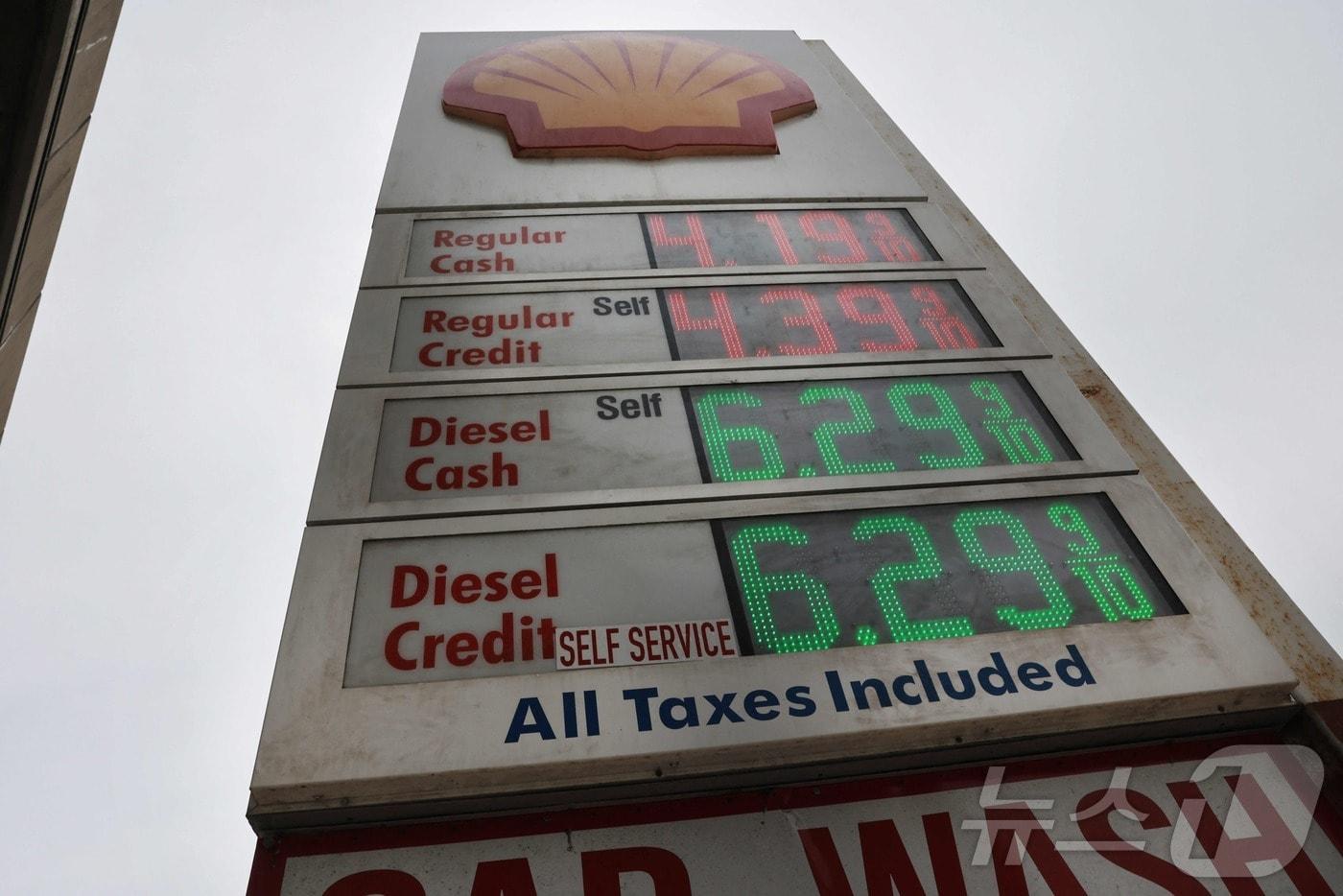 본문 이미지 - 28일(현지시간) 미국 뉴욕 브루클린의 한 주유소에 휘발유 가격이 표시되어 있다. 2026.04.28.ⓒ AFP=뉴스1