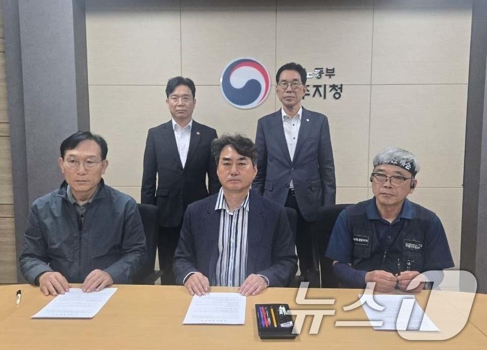 본문 이미지 - 김영훈 고용노동부 장관, 김주영 더불어민주당 의원 등이 29일 경남 진주시 고용노동부 진주지청에서 열린 CU BGF 로지스와 민주노총 화물연대 교섭에서 단체 잠정 합의를 하고 있다. (화물연대 제공. 재판매 및 DB금지) 2026.4.29 ⓒ 뉴스1