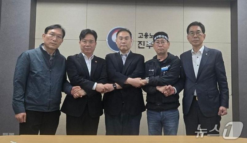 본문 이미지 - CU BGF로지스와 민주노총 화물연대가 29일 고용노동부 진주지청에서 단체 합의서에 잠정 합의했다(화물연대 제공. 재판매 및 DB금지). 2026.4.29