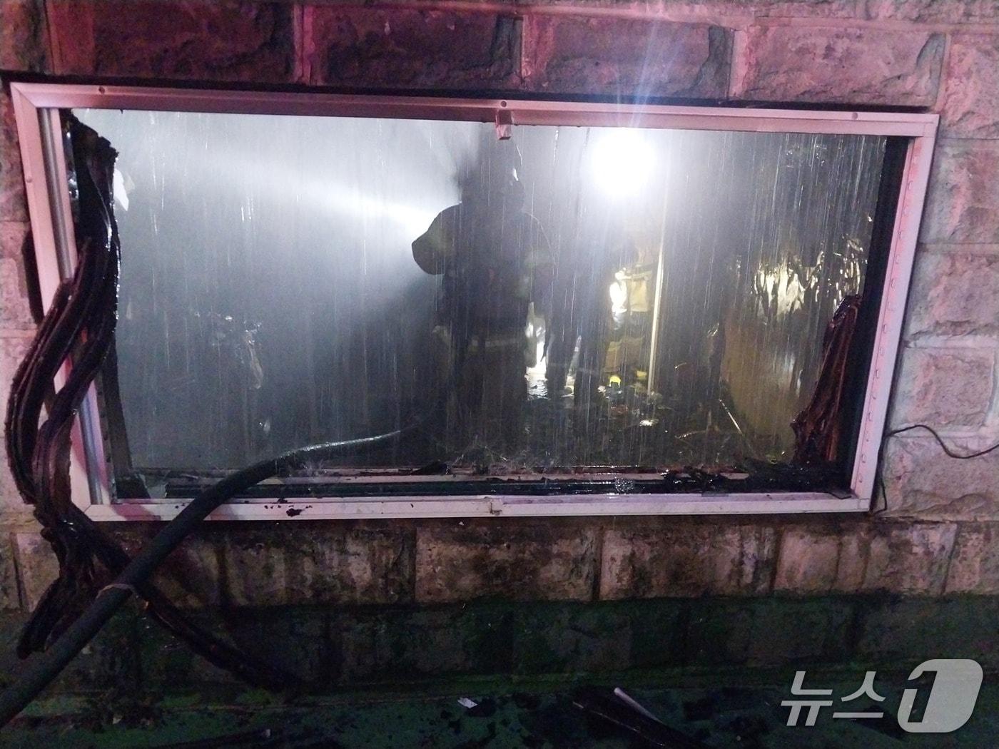 본문 이미지 - 28일 오후 7시 15분쯤 인천시 남동구 구월동의 한 빌라 지하 1층에서 화재가 발생했다.