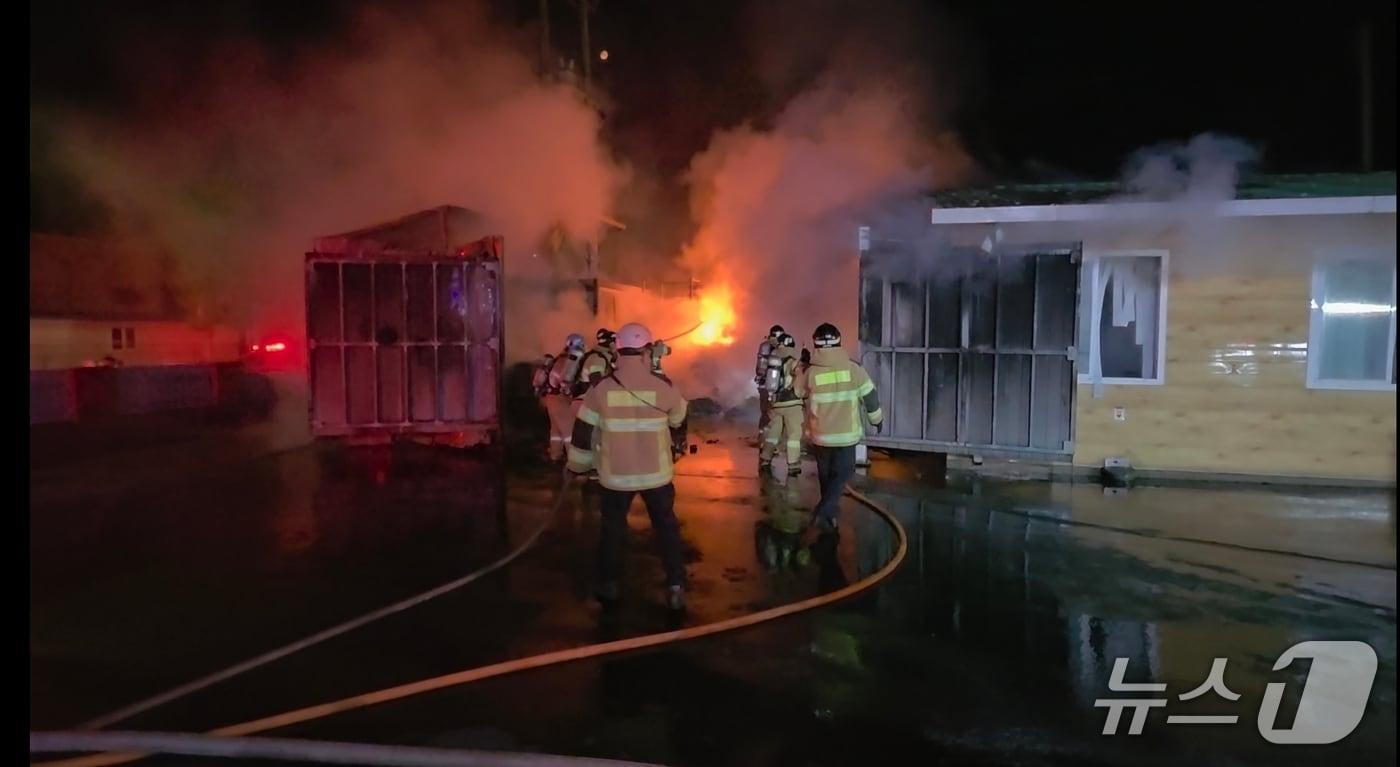 본문 이미지 - 서천 종천면 식품 공장 화재 현장. (충남소방본부 제공, 재판매 및 DB금지) / 뉴스1 