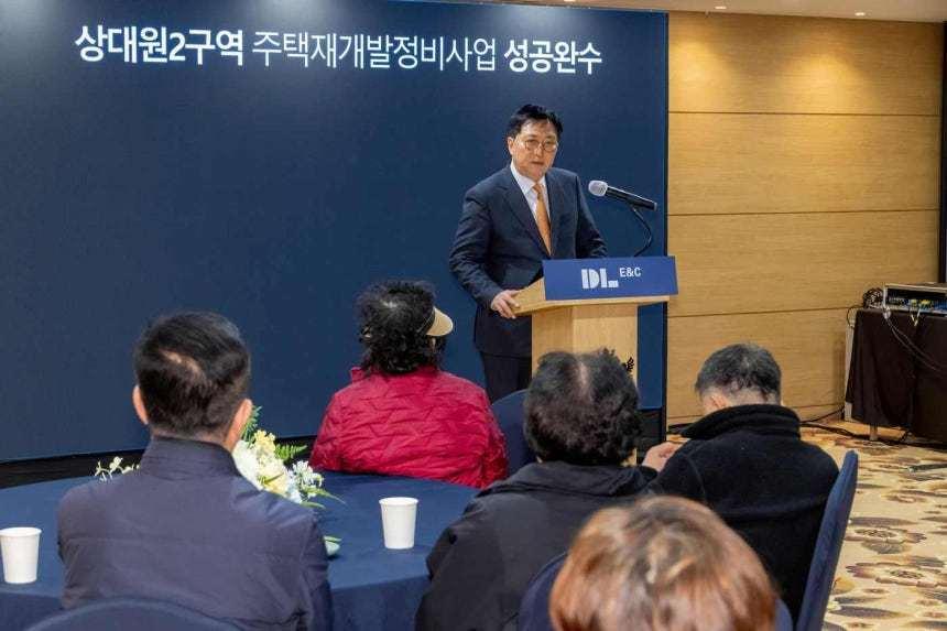 본문 이미지 - 박상신 DL이앤씨 대표이사 부회장이 28일 경기 성남에 마련된 상대원2구역 사업설명회장을 찾아 조합원들과 대화를 나누고 있다.(DL이앤씨 제공) / 뉴스1 ⓒ News1