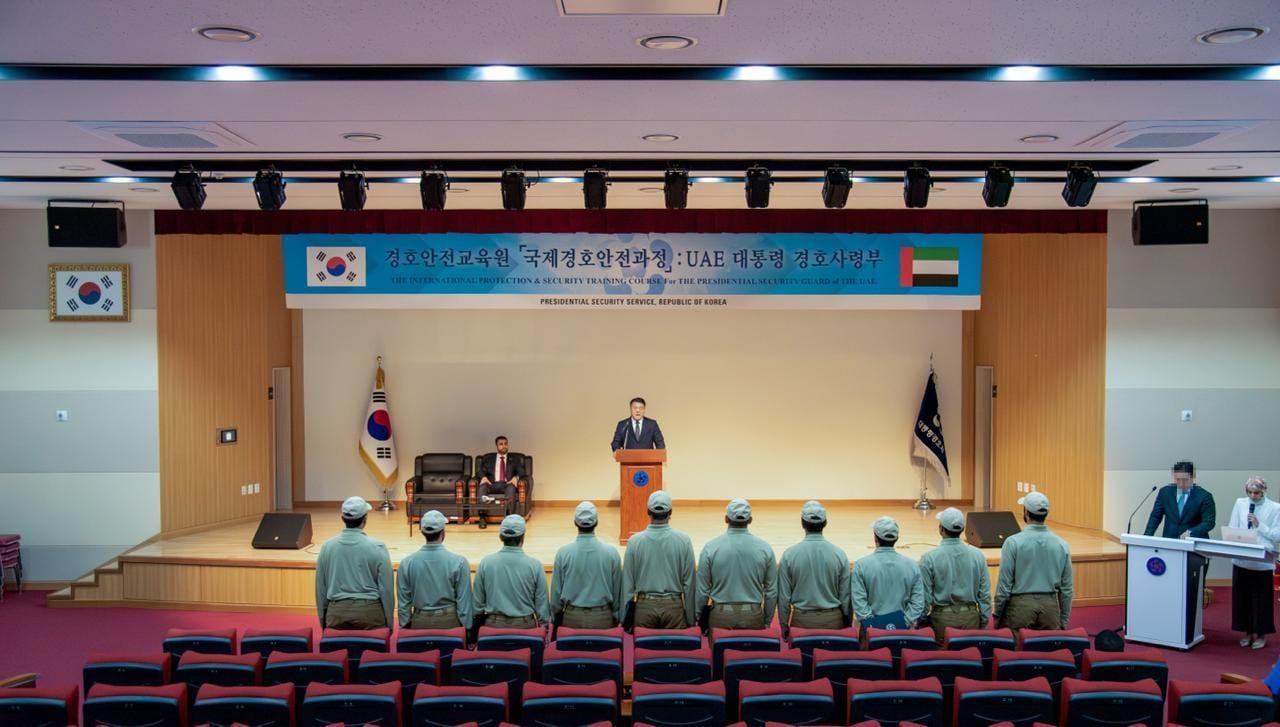 본문 이미지 - 4월 24일 서울 강서구 소재 대통령경호처 경호안전교육원에서 UAE 대통령 경호사령부의 ‘국제경호안전과정’ 수료식이 진행되고 있다. (대통령경호처 제공)