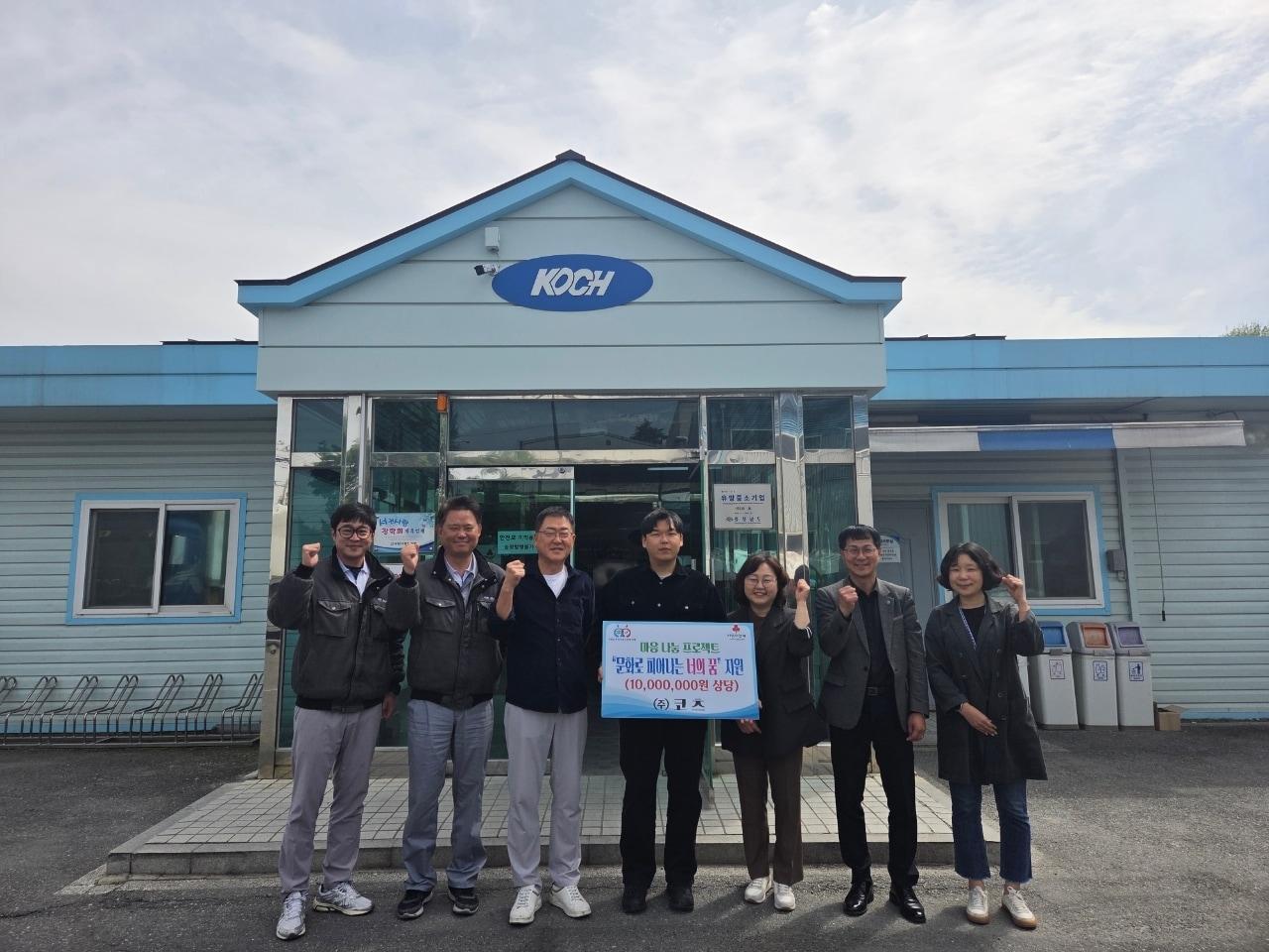 본문 이미지 - 지역 저소득 아동·청소년 문화상품권 전달식 진행 모습.(서천군 제공. 재판매 및 DB금지)/뉴스1