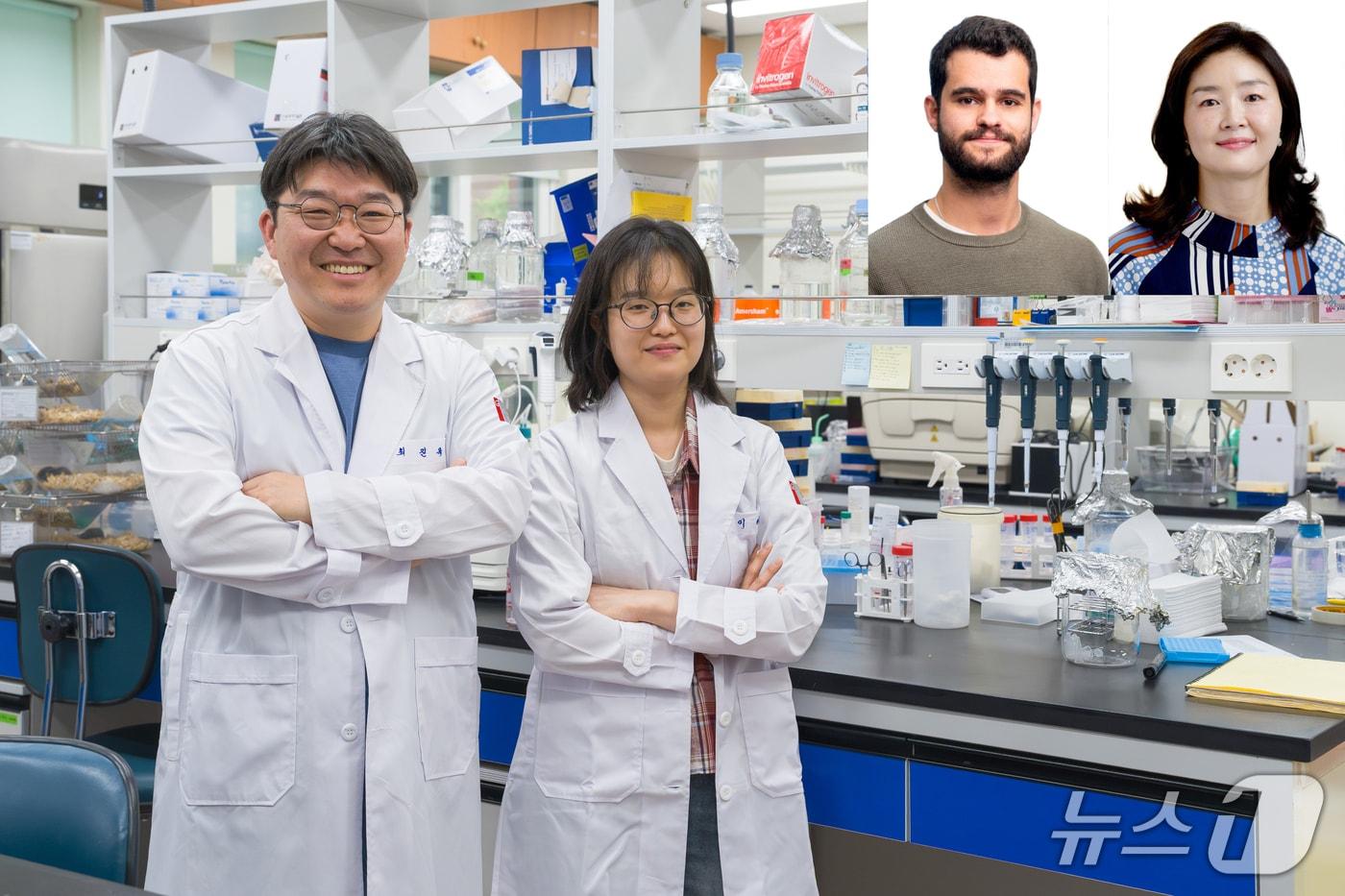 본문 이미지 - GIST 생명과학과 최진욱 교수, 이혜영 박사과정생(왼쪽부터),MSK 에릭 카르도소(Erik Cardoso) 박사과정생, 이주현 교수(오른쪽 위 왼쪽부터) (지스트 제공, 재판매 및 DB금지)/ 뉴스1 