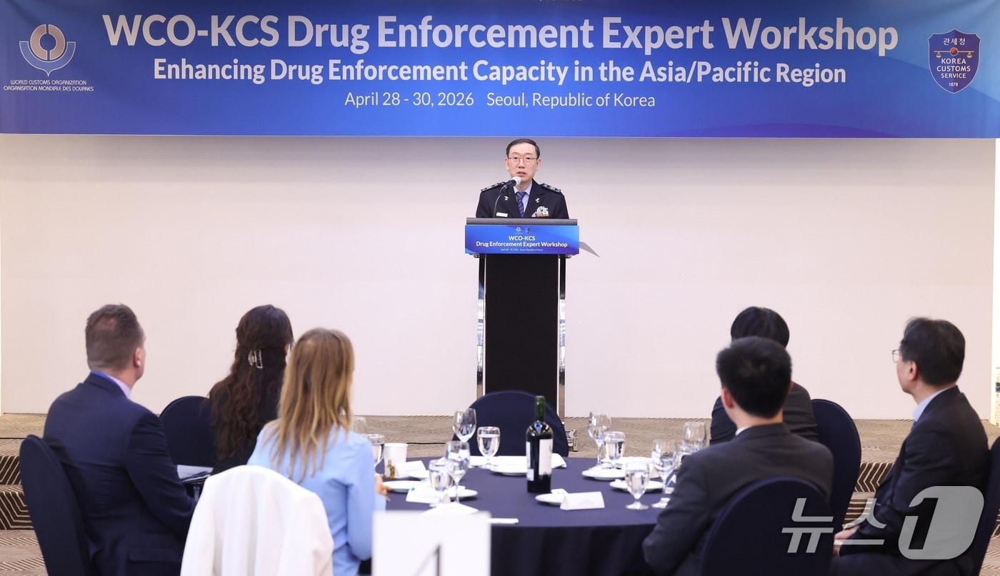 본문 이미지 - 이명구 관세청장이 28일 서울에서 열린 '아태지역 마약 단속 전문가 워크숍'에서 모두발언을 하고 있다. (관세청 제공.재판매 및 DB금지)/뉴스1