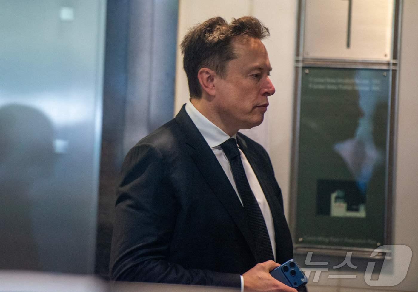 본문 이미지 - 28일(현지시간) 억만장자 일론 머스크가 미국 오클랜드 연방 법원에 출석하는 모습. 이번 재판은 오픈AI가 비영리적 사명을 저버렸는지를 두고 벌어지는 법정 공방이다.2026.04.28.ⓒ AFP=뉴스1