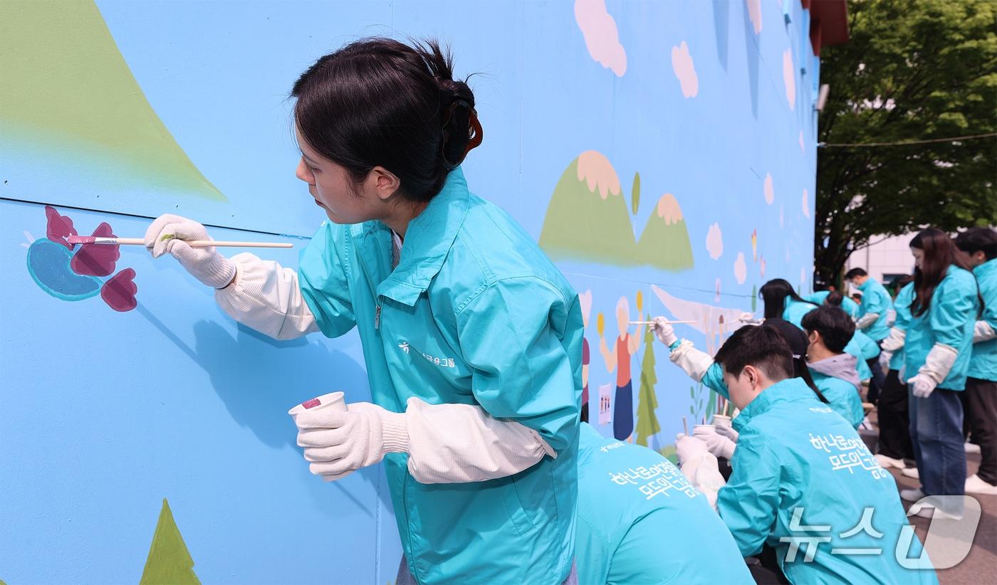 본문 이미지 - 하나금융그룹은 인천 청라 하나드림타운 완공에 앞서 벽화조성 봉사활동을 실시했다. 지난 28일 인천 서구 소재 연희노인문화센터에서 진행된 벽화조성 봉사활동에 참여한 하나금융그룹 임직원이 벽화를 조성하며 지역사회에 따뜻한 메시지를 전하고 있다. 2026.04.28 / 사진제공=하나금융그룹