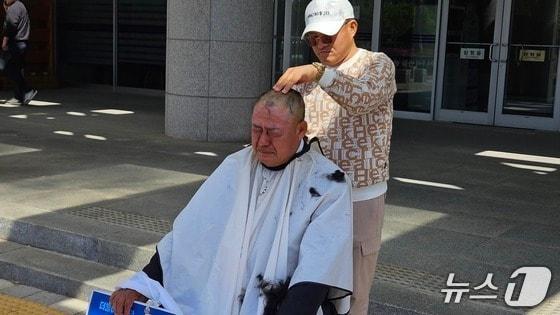 본문 이미지 - 16일 김종담 전북도의원 예비후보가 억울하게 더불어민주당 경선에 배제됐다며 삭발을 하고 있다.2026.4.16/뉴스1