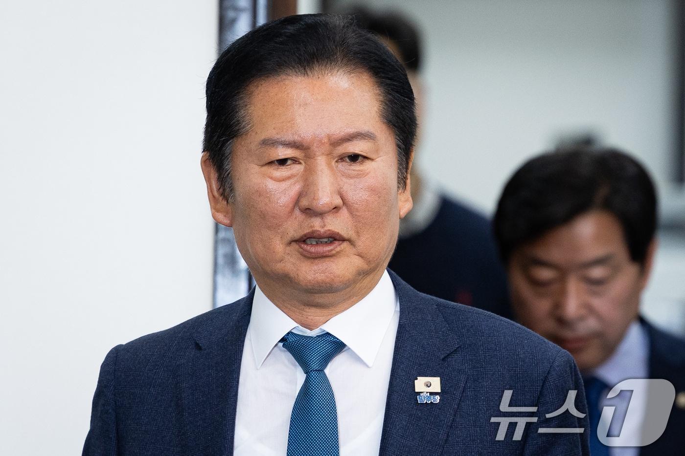 본문 이미지 - 정청래 더불어민주당 대표를 비롯한 지도부가 29일 서울 여의도 국회에서 열린 최고위원회의에 참석하고 있다. 2026.4.29 ⓒ 뉴스1 유승관 기자