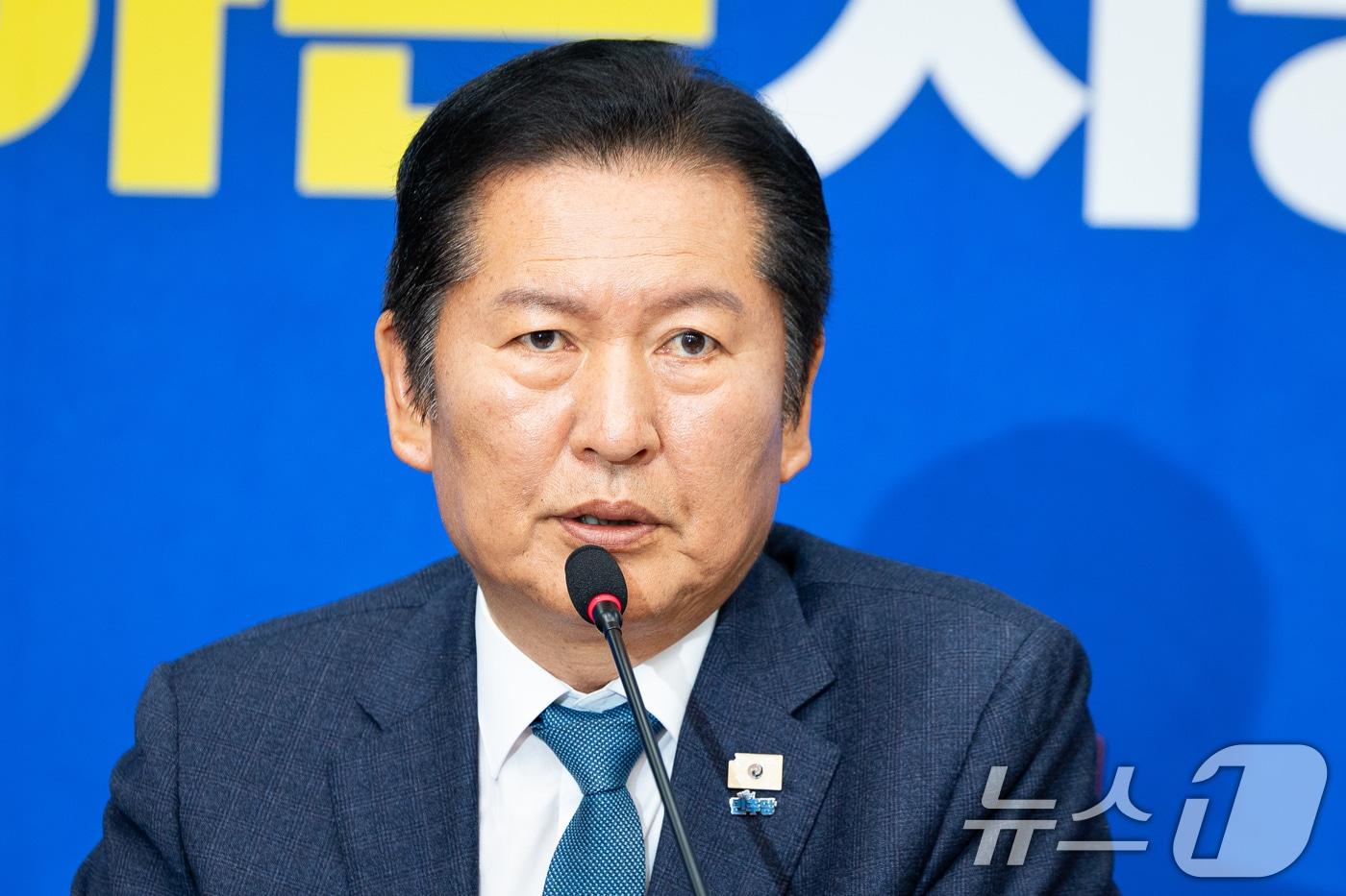 본문 이미지 - 정청래 더불어민주당 대표가 29일 서울 여의도 국회에서 열린 최고위원회의에서 모두 발언을 하고 있다. 2026.4.29 ⓒ 뉴스1 유승관 기자