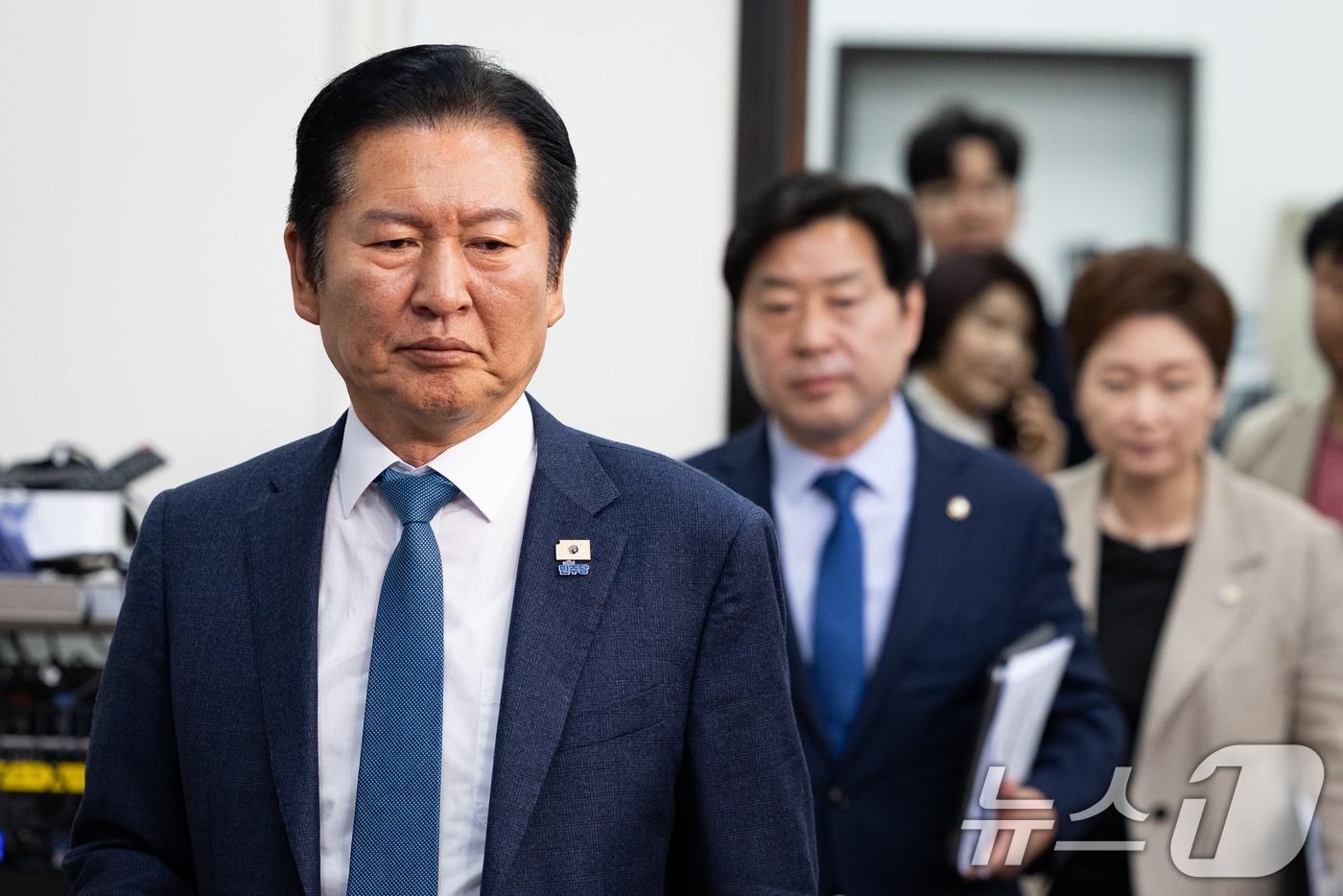 본문 이미지 - 정청래 더불어민주당 대표를 비롯한 지도부가 29일 서울 여의도 국회에서 열린 최고위원회의에 참석하고 있다. 2026.4.29 ⓒ 뉴스1 유승관 기자