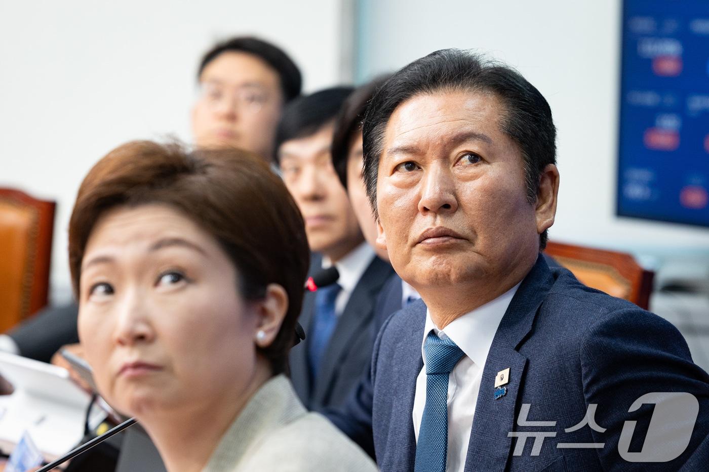 본문 이미지 - 정청래 더불어민주당 대표를 비롯한 지도부가 29일 서울 여의도 국회에서 열린 최고위원회의에서 김성태 전 쌍방울 회장의 국정조사 청문회 증언 영상을 지켜보고 있다. 2026.4.29 ⓒ 뉴스1 유승관 기자