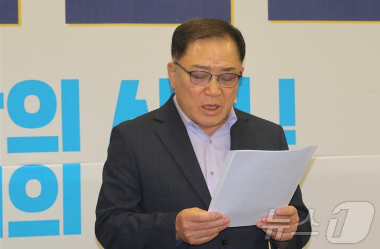 본문 이미지 - 손훈모 민주당 순천시장 예비후보 캠프 정재현 총괄조직본부장이 29일 긴급기자회견을 열고 금품수수 의혹이 정치공작이라는 내용의 입장문을 발표하고 있다. (캠프 제공. 재판매 및 DB금지) ⓒ 뉴스1 김성준 기자