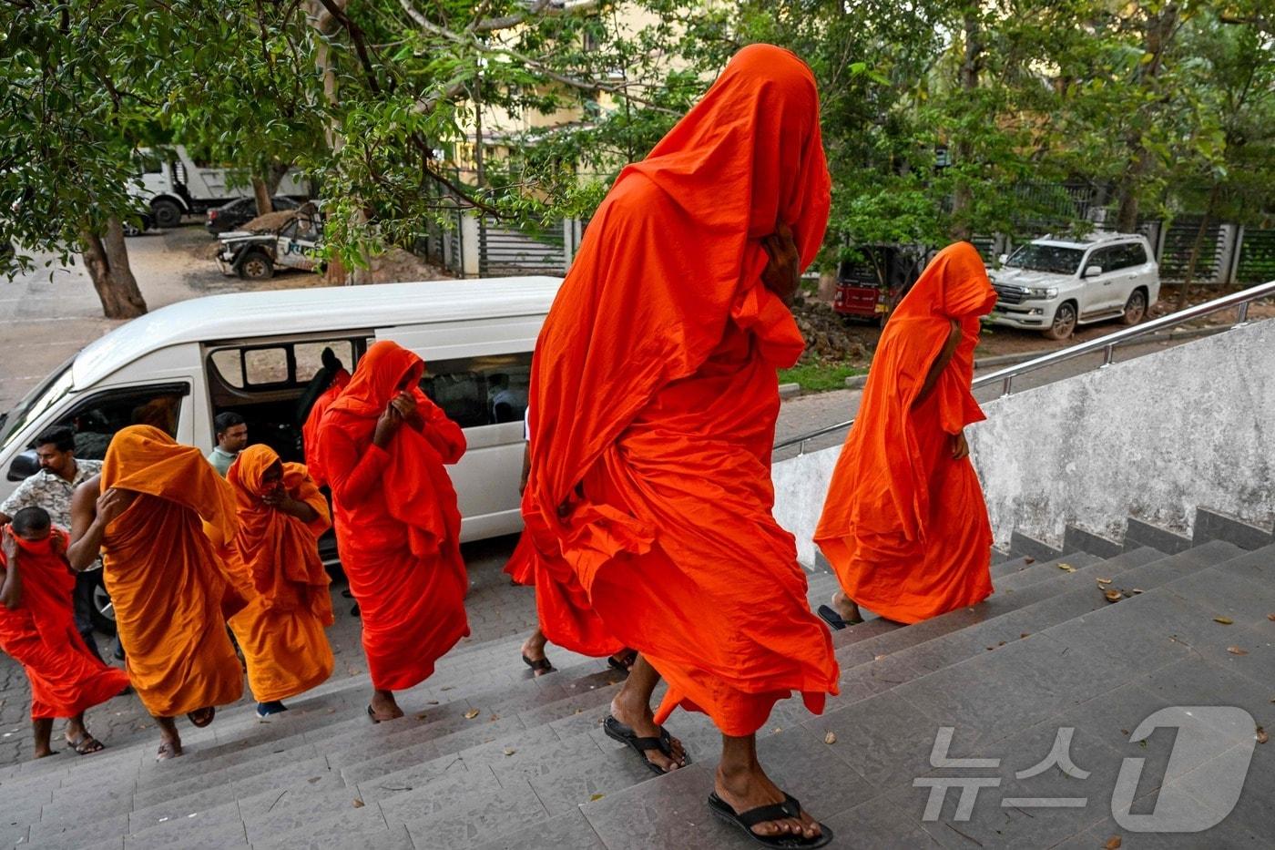 본문 이미지 - 26일(현지시간) 스리랑카 수도 콜롬보의 반다라나이케 국제공항에 345만 달러(약 51억원) 상당의 대마초를 밀반입하다가 체포된 승려 22명이 네곰보 치안판사 법원에 출석하고 있다. 2026.04.26. ⓒ AFP=뉴스1