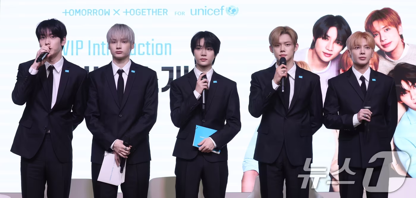 본문 이미지 - 투모로우바이투게더(TXT)가 29일 서울 마포구 유니세프 한국위원회 블루홀에서 열린 전 세계 아동·청소년 마음건강 지원 '투게더 포 투모로우' 유니세프 캠페인 론칭 기자간담회에 참석하고 있다. 투모로우바이투게더는 오는 6월 유니세프 한국위원회 유튜브 채널에 출연해 시청자들의 사연을 공유하며 마음을 전하는 '마음모아 비밀상담소'로 전 세계 시청자들과 소통할 예정이다. 2026.4.29 ⓒ 뉴스1 박지혜 기자