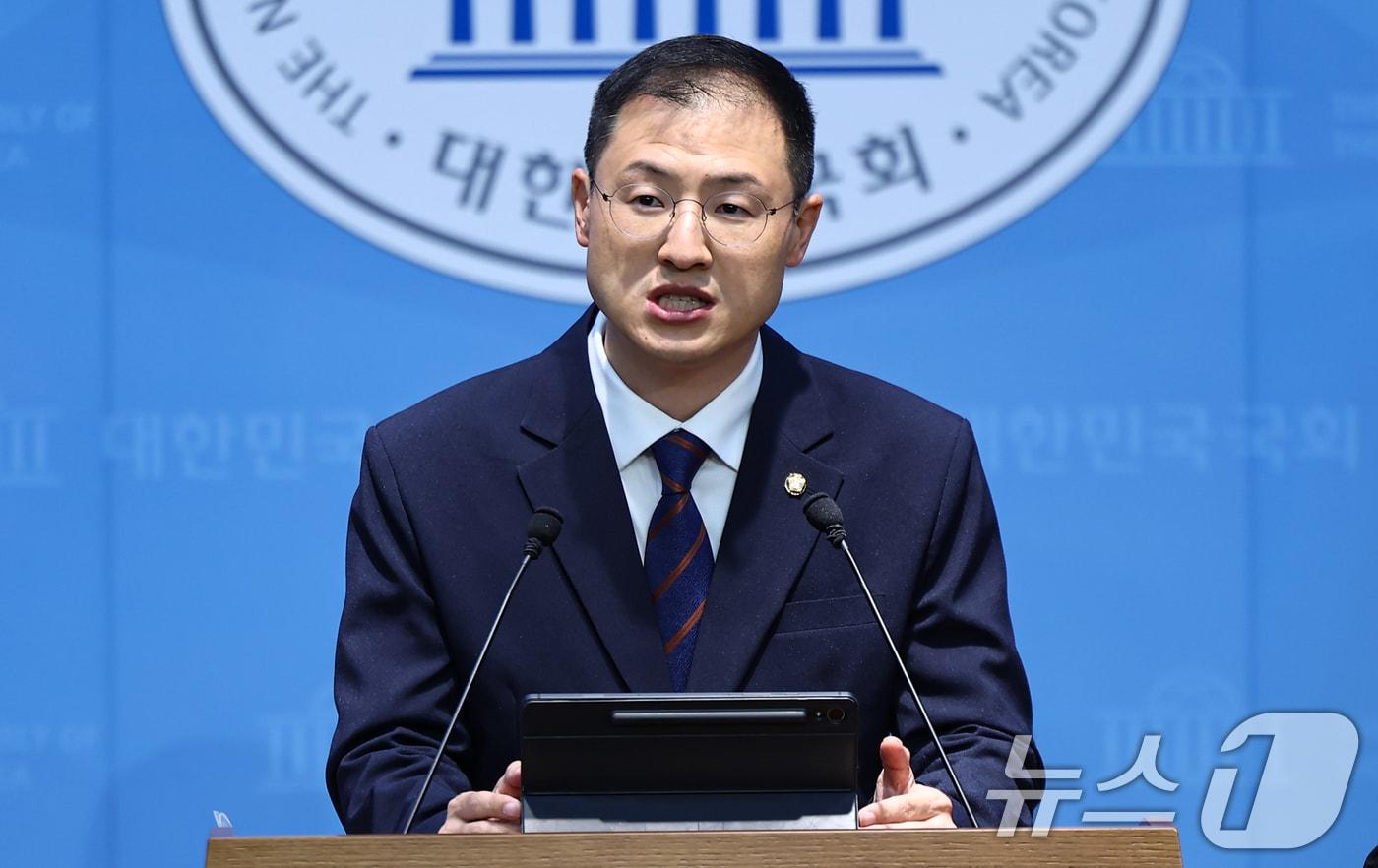 본문 이미지 - 김상욱 더불어민주당 의원이 29일 서울 여의도 국회 소통관에서 의원직 사퇴 기자회견을 하고 있다. 2026.4.29 ⓒ 뉴스1 김도우 기자