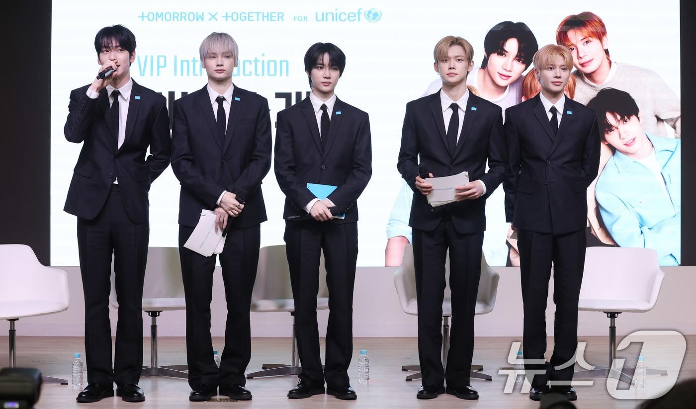 본문 이미지 - 투모로우바이투게더(TXT)가 29일 서울 마포구 유니세프 한국위원회 블루홀에서 열린 전 세계 아동·청소년 마음건강 지원 '투게더 포 투모로우' 유니세프 캠페인 론칭 기자간담회에 참석하고 있다. 투모로우바이투게더는 오는 6월 유니세프 한국위원회 유튜브 채널에 출연해 시청자들의 사연을 공유하며 마음을 전하는 '마음모아 비밀상담소'로 전 세계 시청자들과 소통할 예정이다. 2026.4.29 ⓒ 뉴스1 박지혜 기자