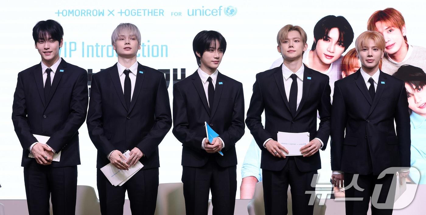 본문 이미지 - 투모로우바이투게더(TXT)가 29일 서울 마포구 유니세프 한국위원회 블루홀에서 열린 전 세계 아동·청소년 마음건강 지원 '투게더 포 투모로우' 유니세프 캠페인 론칭 기자간담회에 참석하고 있다. 투모로우바이투게더는 오는 6월 유니세프 한국위원회 유튜브 채널에 출연해 시청자들의 사연을 공유하며 마음을 전하는 '마음모아 비밀상담소'로 전 세계 시청자들과 소통할 예정이다. 2026.4.29 ⓒ 뉴스1 박지혜 기자