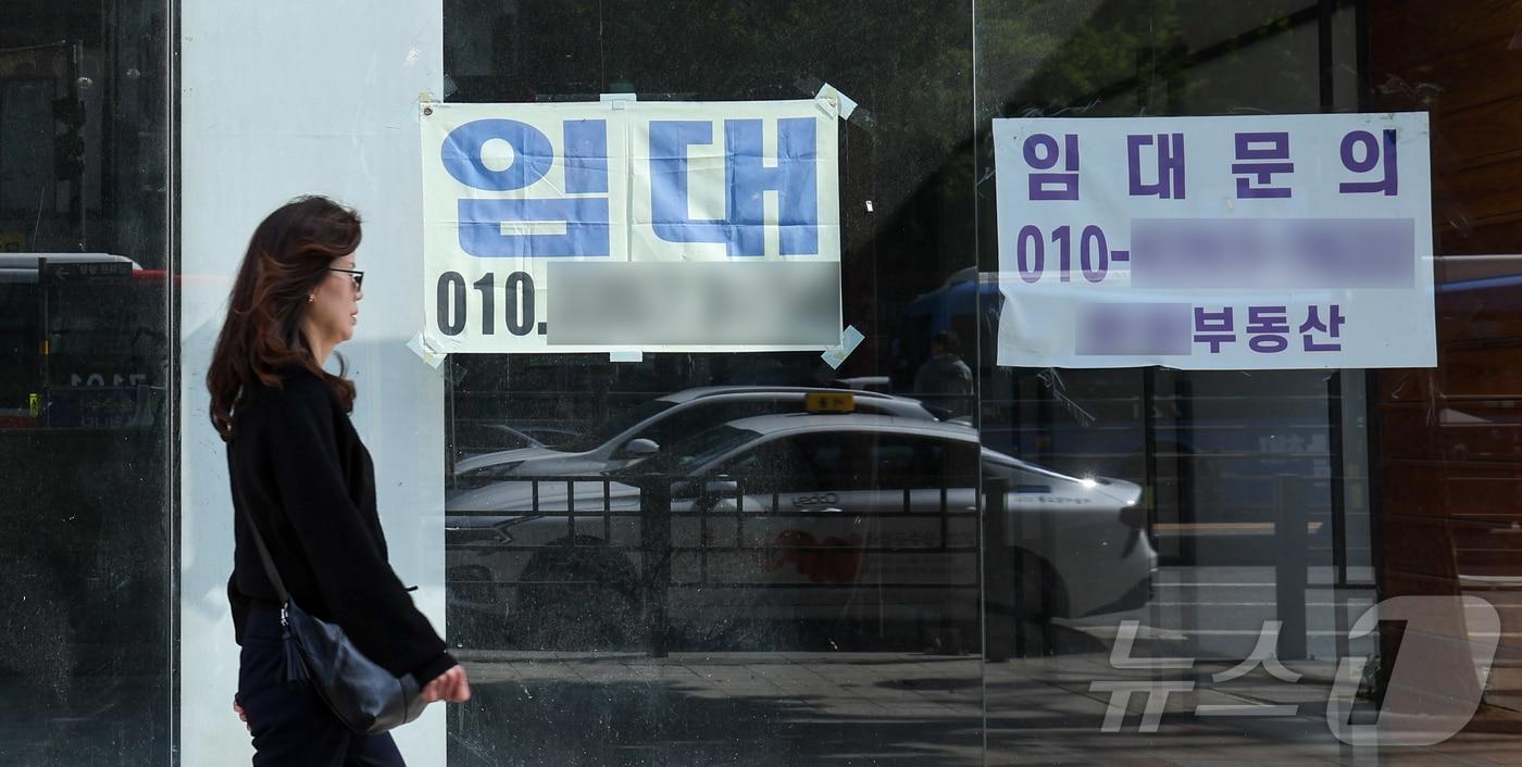 본문 이미지 - 29일 서울 종로2가 대로변 건물에 ‘임대’ 안내문이 붙어 있다. 2026.4.29 ⓒ 뉴스1 이종수 인턴기자