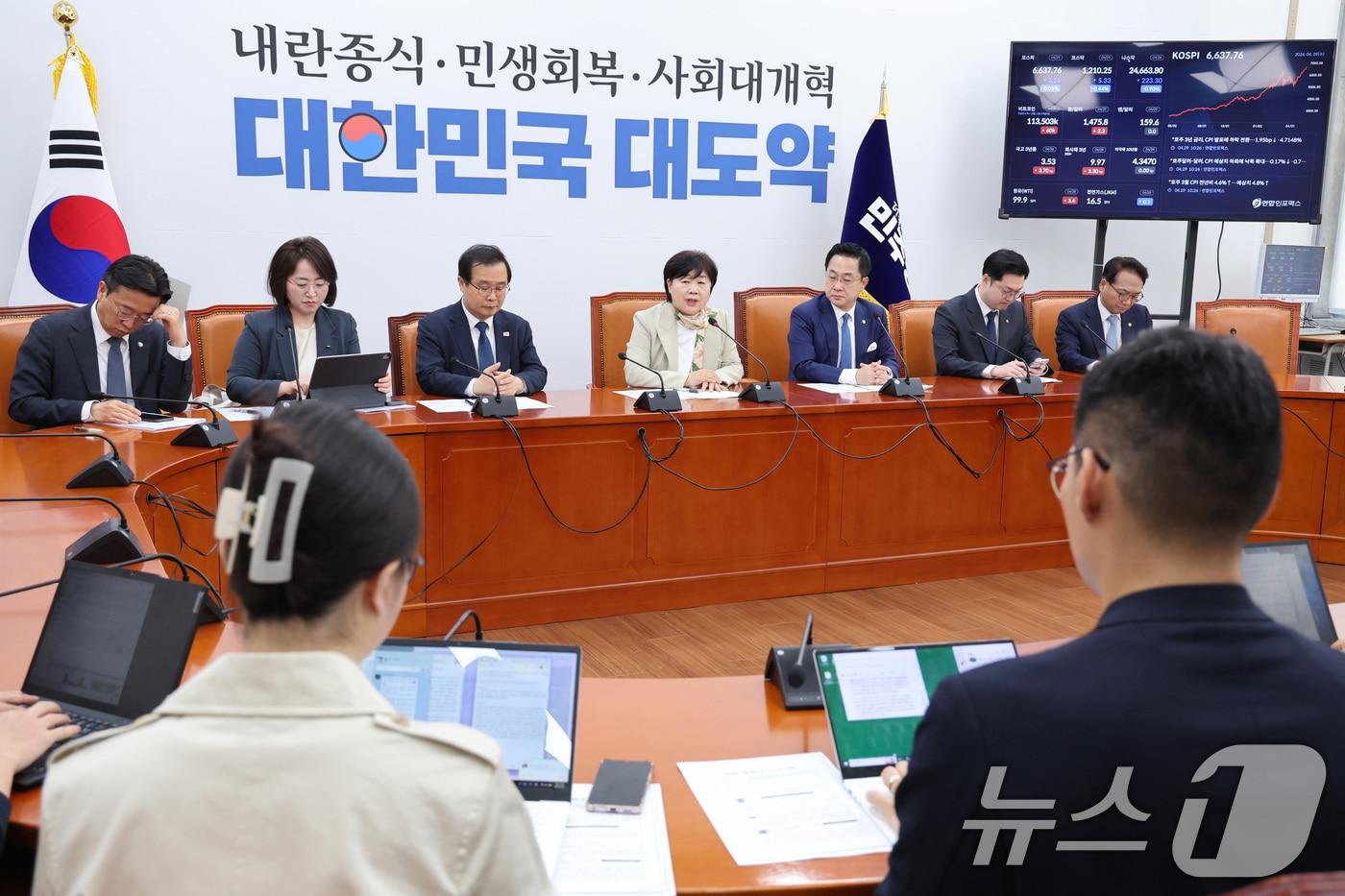 본문 이미지 - 서영교 위원장이 지난 29일 서울 여의도 국회에서 윤석열 정치검찰 조작기소 국조특위 민주당 위원 기자간담회에서 발언하고 있다. 2026.4.29 ⓒ 뉴스1 신웅수 기자