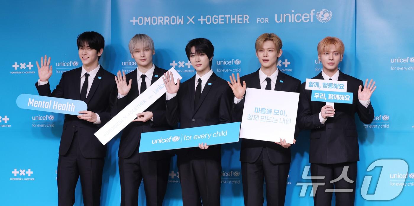 본문 이미지 - 투모로우바이투게더(TXT)가 29일 서울 마포구 유니세프 한국위원회 블루홀에서 열린 전 세계 아동·청소년 마음건강 지원 '투게더 포 투모로우' 유니세프 캠페인 론칭 기자간담회에 참석하고 있다. 2026.4.29 ⓒ 뉴스1 박지혜 기자