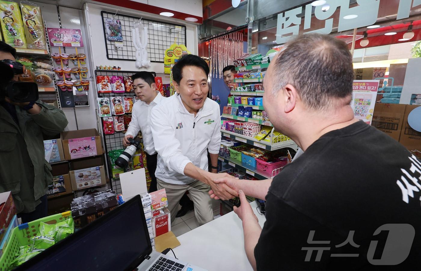 본문 이미지 - 오세훈 국민의힘 서울시장 후보가 29일 서울 도봉구 쌍리단길을 방문해 상인들과 인사하고 있다. 2026.4.29 ⓒ 뉴스1 김성진 기자