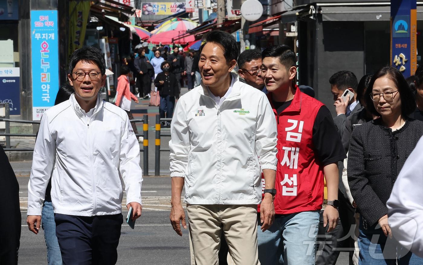 본문 이미지 - 오세훈 국민의힘 서울시장 후보가 29일 서울 도봉구 쌍리단길을 방문해 시민들과 인사하고 있다. 2026.4.29 ⓒ 뉴스1 김성진 기자