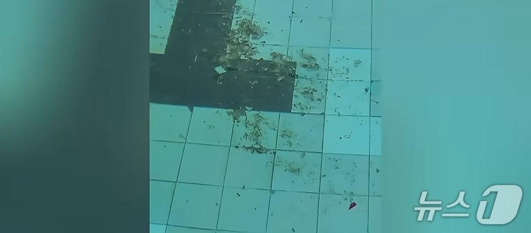 본문 이미지 - 청두시 한 수영장 물이 훠궈 소스에 오염됐다. (웨이보 갈무리)