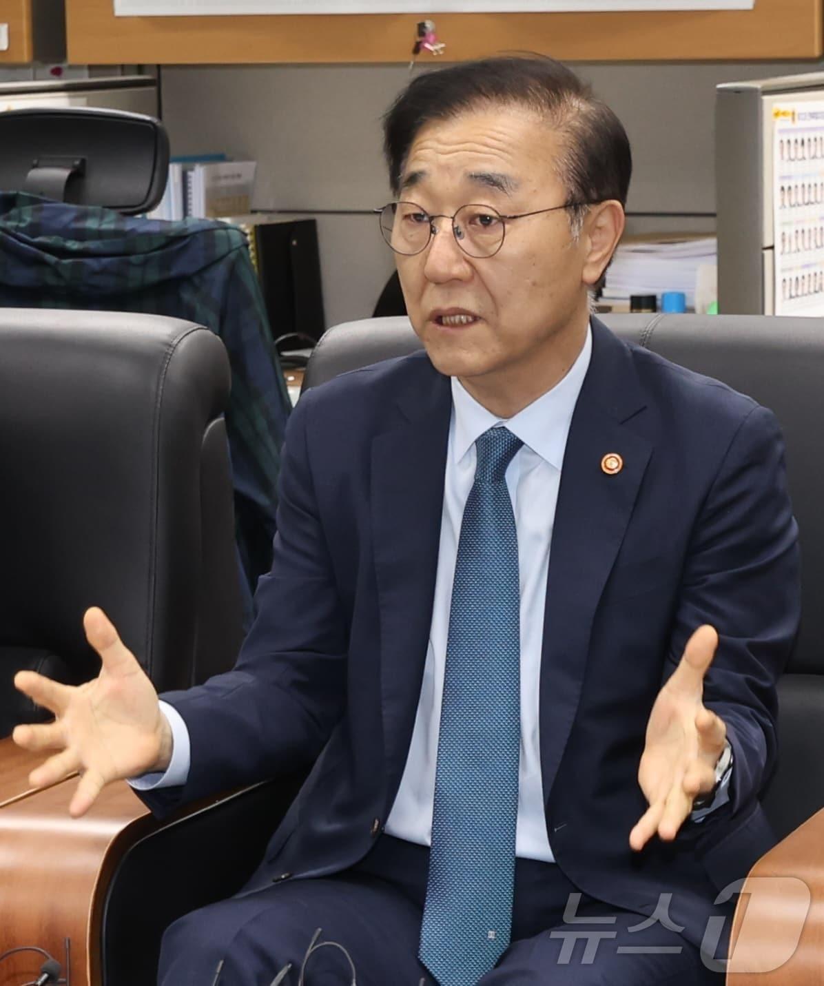 본문 이미지 - 김윤덕 국토교통부 장관이 29일 전북 전주시 전북특별자치도의회 기자실을 찾아 간담회를 열고 질의에 답변을 하고 있다. 2026.4.29 ⓒ 뉴스1 유경석 기자
