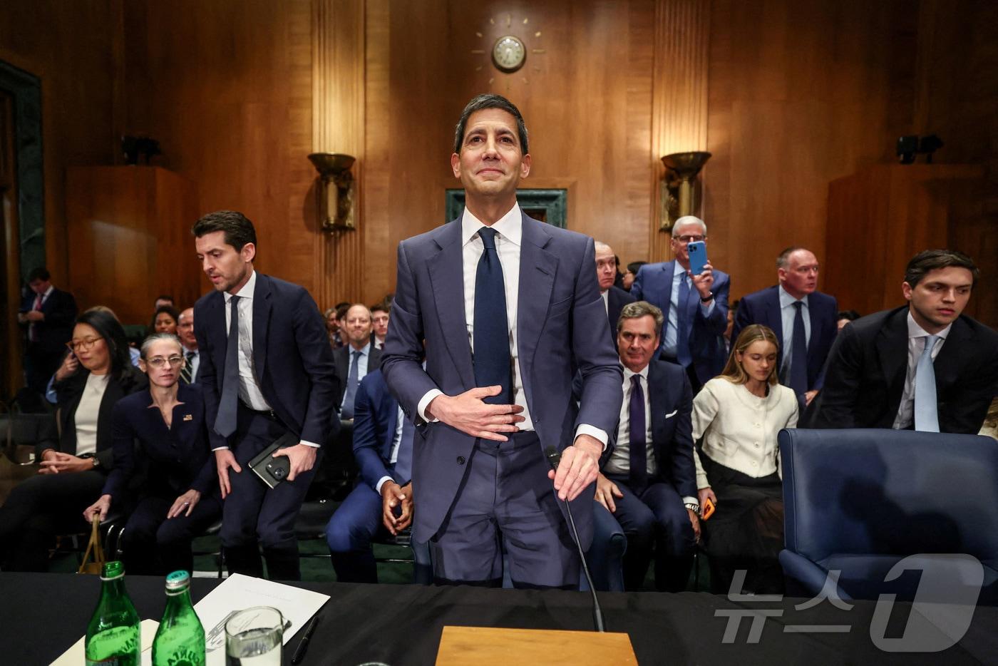 본문 이미지 - 케빈 워시 미국 연방준비제도(Fed) 의장 지명자가 21일(현지시간) 워싱턴DC 연방의회 의사당에서 열린 상원 은행위원회 인준 청문회를 마친 뒤 자리에서 일어나고 있다. 2026.4.21ⓒ 로이터=뉴스1