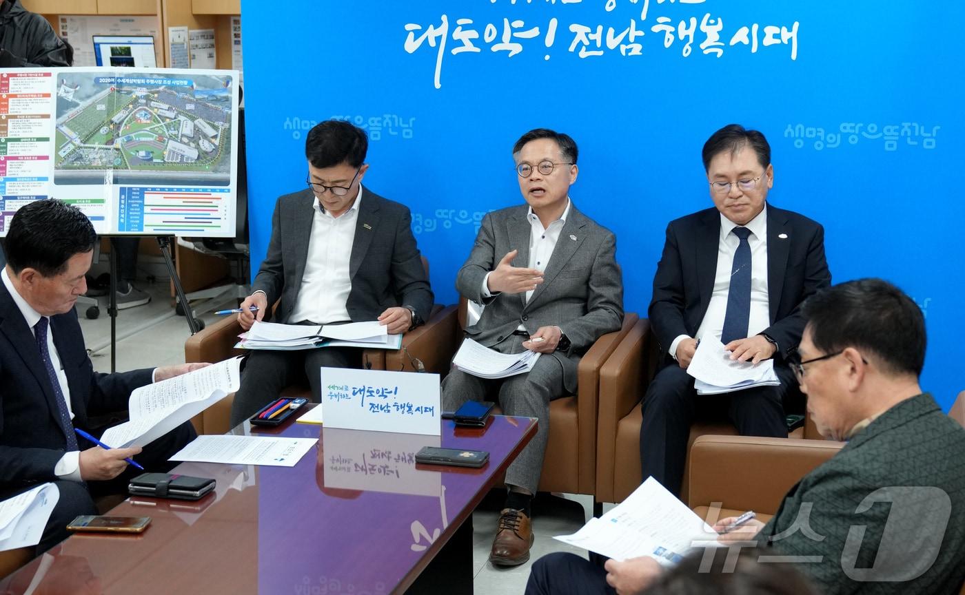 본문 이미지 - 김종기 2026 여수세계섬박람회 조직위 사무총장이 29일 전남도청 기자실에서 2026 여수세계섬바람회 추진상황 관련 기자간담회를 하고 있다.(전남도 제공. 재판매 및 DB금지) 2026.4.29 ⓒ 뉴스1 