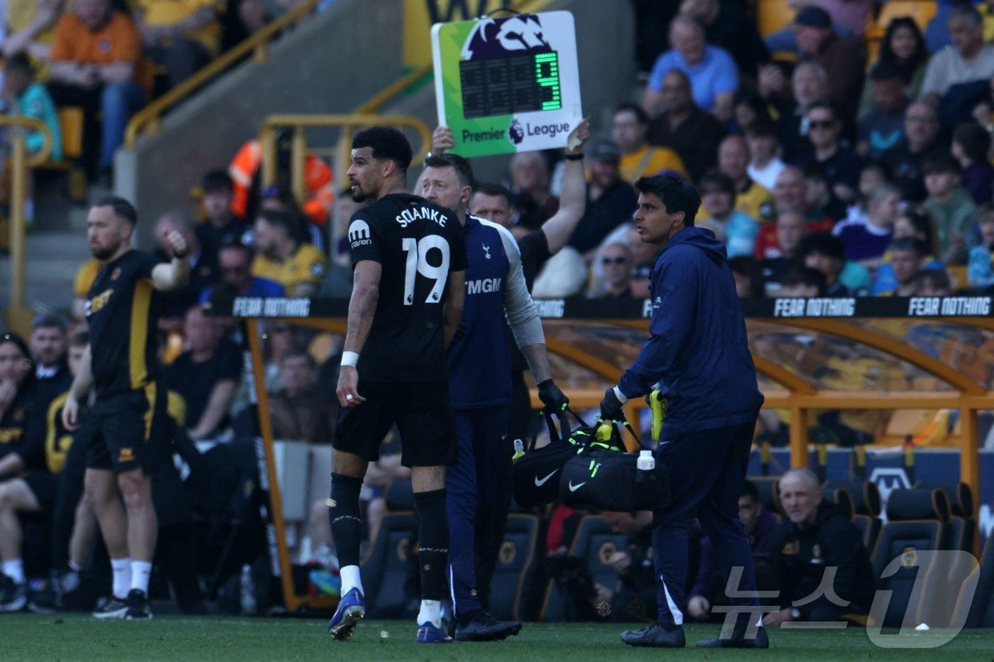 본문 이미지 - 25일 울버햄튼전에서 부상으로 교체되는 도믹닉 솔랑케. ⓒ AFP=뉴스1