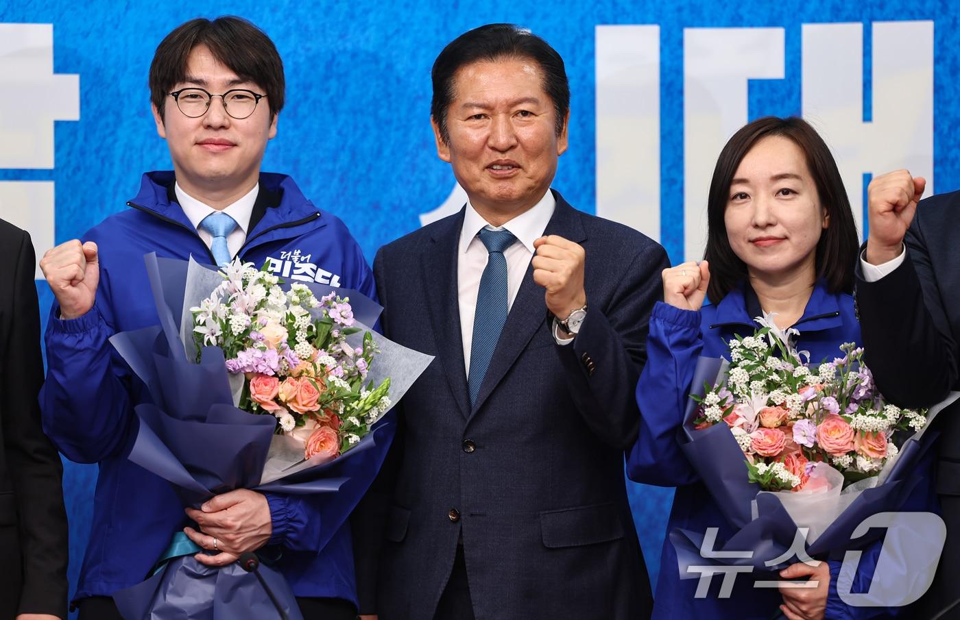 본문 이미지 - 정청래 더불어민주당 대표가 29일 서울 여의도 국회에서 열린 더불어민주당 인재영입식에서 하정우 전 청와대 AI미래기획수석, 전은수 전 청와대 대변인과 기념촬영을 하고 있다. 2026.4.29 ⓒ 뉴스1 김도우 기자