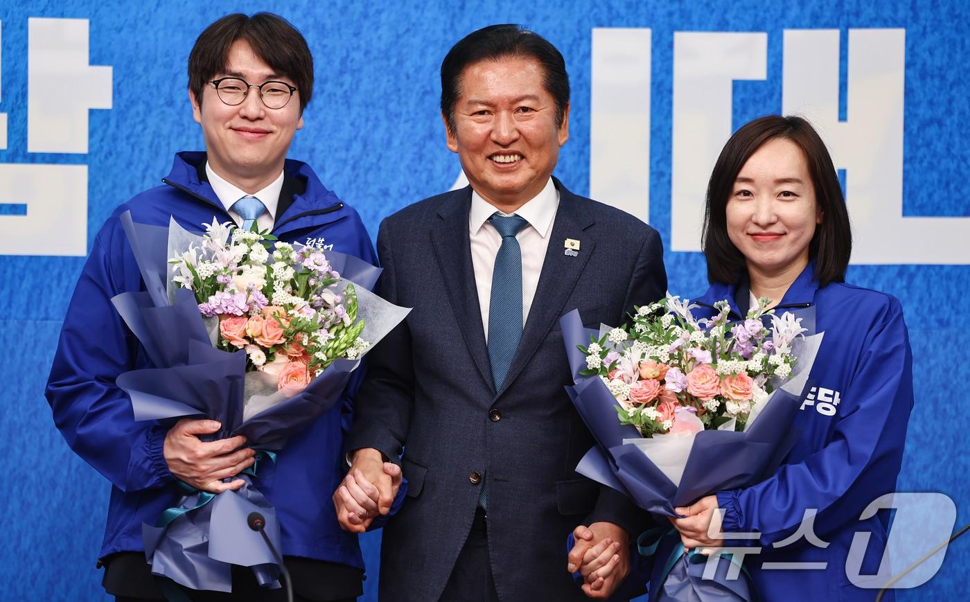 본문 이미지 - 정청래 더불어민주당 대표가 29일 서울 여의도 국회에서 열린 더불어민주당 인재영입식에서 하정우 전 청와대 AI미래기획수석, 전은수 전 청와대 대변인과 기념촬영을 하고 있다. 2026.4.29 ⓒ 뉴스1 김도우 기자