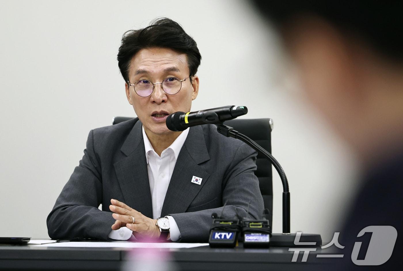 본문 이미지 - 김민석 국무총리가 지난달 29일 오전 주택공급 현장 점검을 위해 경기도 남양주시 왕숙1지구를 찾아 현황보고를 받고 발언하고 있다. 2026.4.29 ⓒ 뉴스1 구윤성 기자