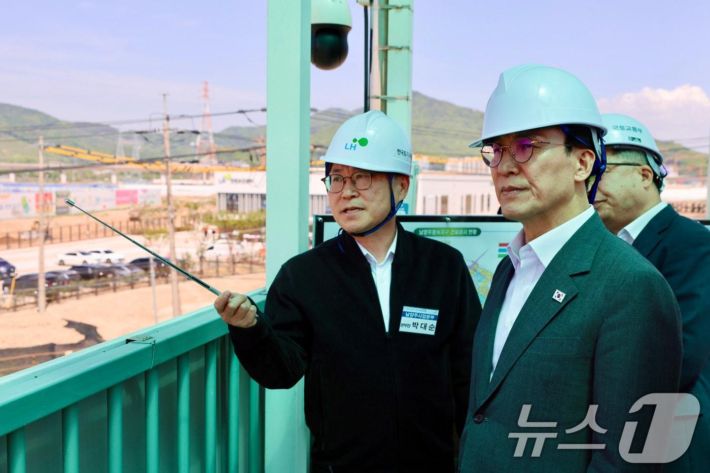 본문 이미지 - 김민석 국무총리가 29일 오전 경기도 남양주시 왕숙1지구 공사현장을 찾아 주택공급 현장을 점검하고 있다. (공동취재) 2026.4.29 ⓒ 뉴스1 구윤성 기자