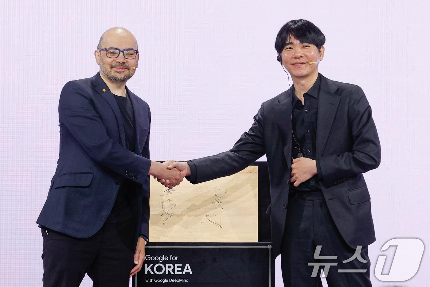 본문 이미지 - 데미스 하사비스 구글 딥마인드 공동 창업자 및 CEO와 이세돌 사범이 29일 서울 중구 웨스틴조선호텔에서 열린 구글 포 코리아 2026 행사에 참석해 바둑판에 서명한 뒤 기념 촬영을 하고 있다. 2026.4.29 ⓒ 뉴스1 안은나 기자