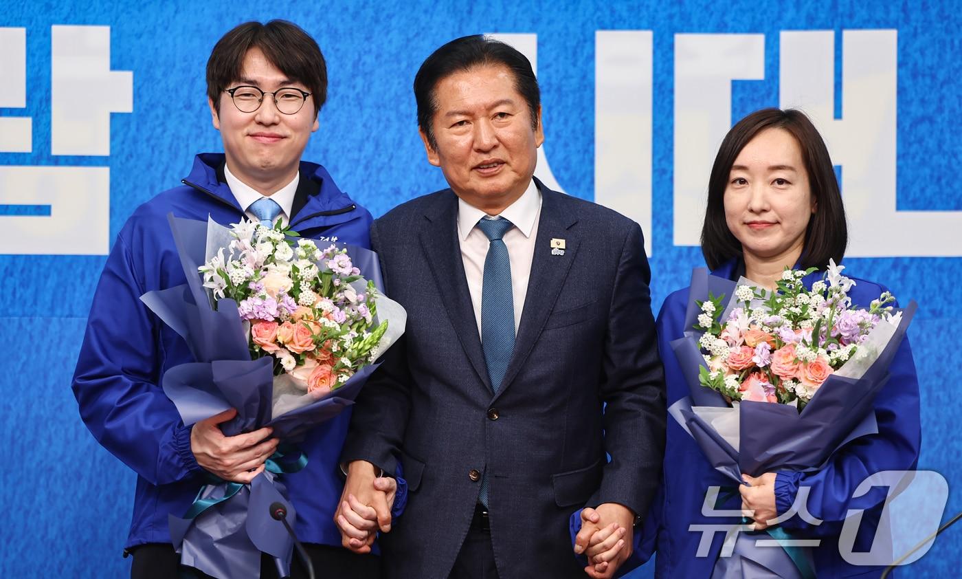 본문 이미지 - 정청래 더불어민주당 대표가 29일 서울 여의도 국회에서 열린 더불어민주당 인재영입식에서 하정우 전 청와대 AI미래기획수석, 전은수 전 청와대 대변인과 기념촬영을 하고 있다. ⓒ 뉴스1 김도우 기자