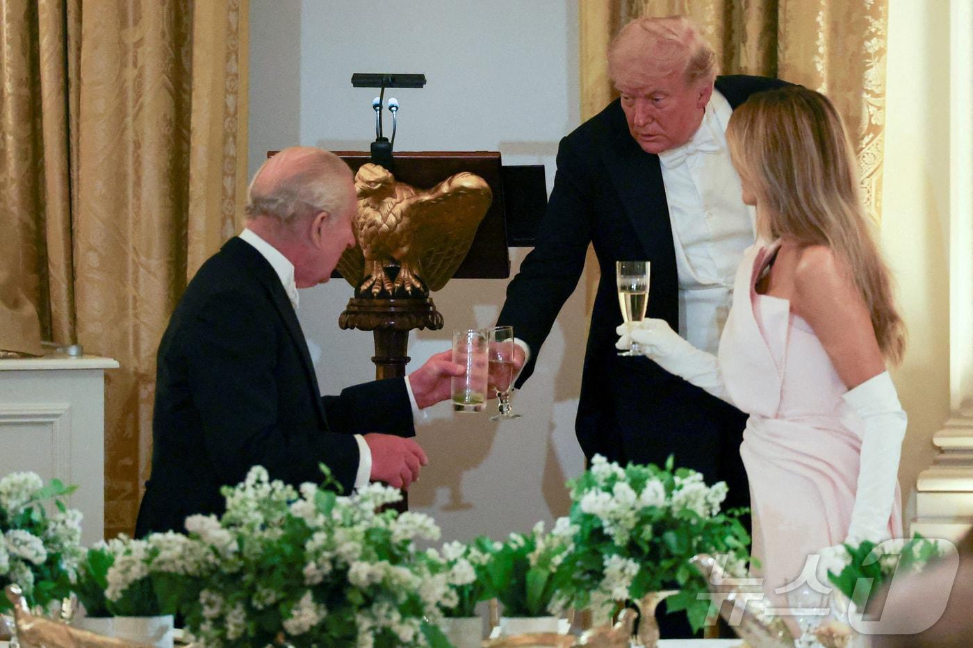 본문 이미지 - 도널드 트럼프 미국 대통령과 부인 멜라니아 여사가 28일(현지시간) 워싱턴DC 백악관에서 열린 영국 찰스 3세 국왕)왼쪽)·커밀라 왕비 국빈만찬에서 찰스 국왕과 함께 건배하고 있다. 2026.4.28 ⓒ 로이터=뉴스1
