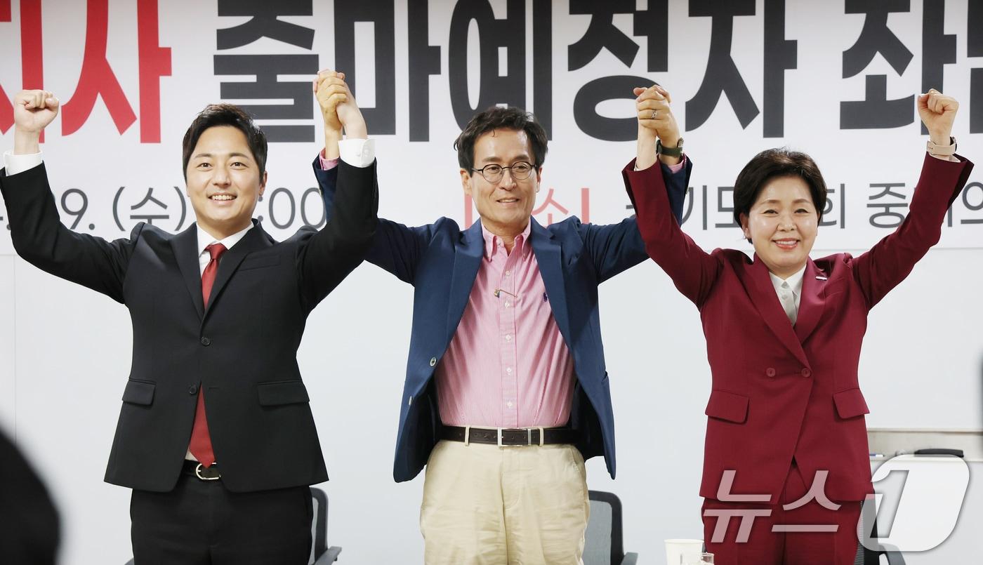 본문 이미지 - 29일 경기 수원시 영통구 경기도의회에서 열린 국민의힘 경기도지사 출마예정자 좌담회에서 이성배(왼쪽부터), 함진규, 양향자 예비후보가 기념촬영을 하고 있다. ⓒ 뉴스1 김영운 기자