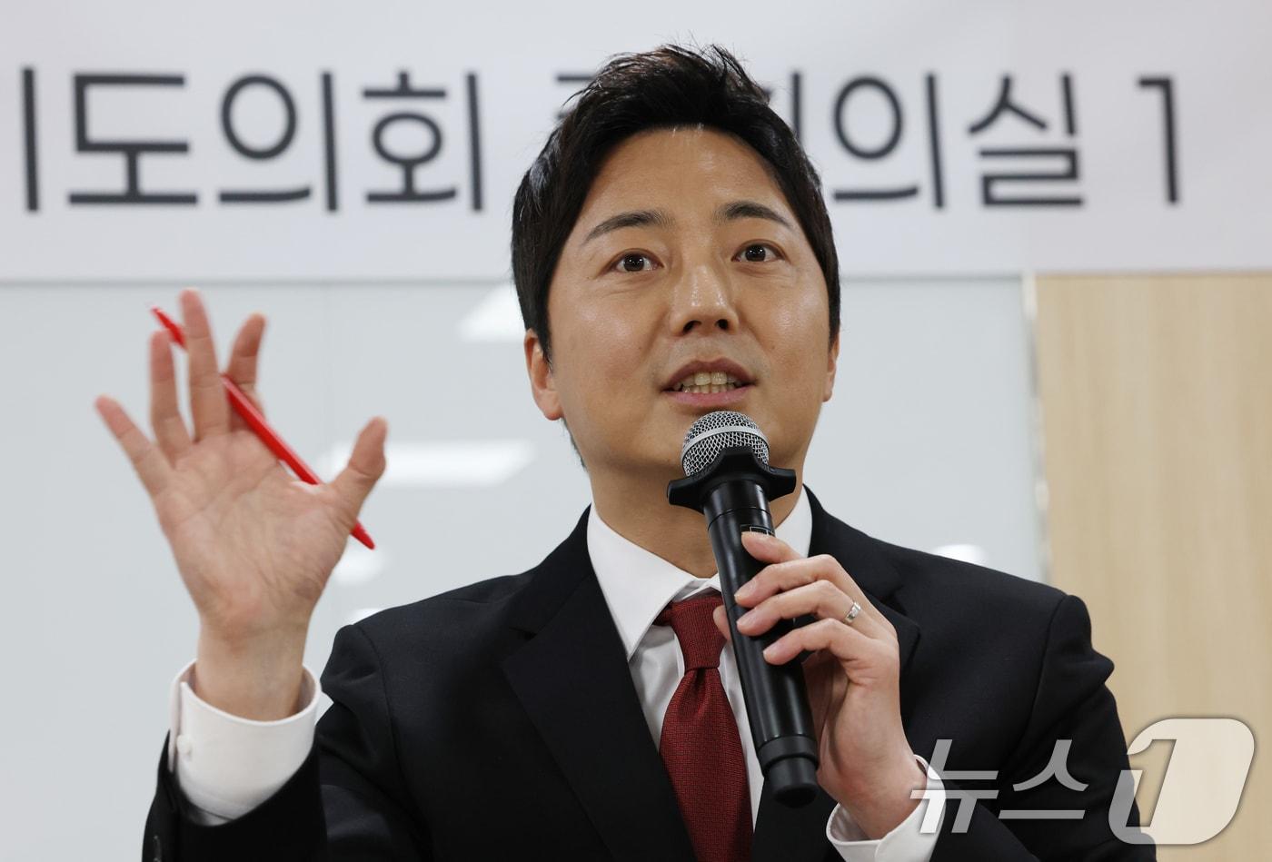 본문 이미지 - 이성배 국민의힘 경기도지사 예비후보가 지난 4월 29일 경기 수원시 영통구 경기도의회에서 열린 국민의힘 경기도지사 출마예정자 좌담회에서 발언 하고 있다. 국민의힘은 2일 경기지사 후보로 양향자 전 최고위원을 선출했다. 2026.4.29 ⓒ 뉴스1 김영운 기자
