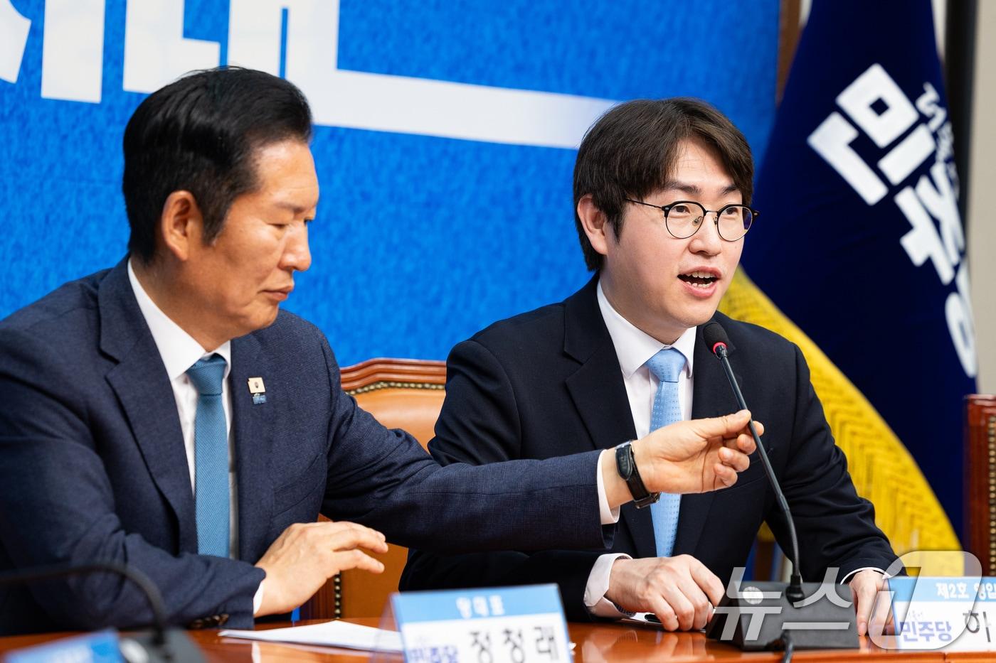 본문 이미지 - 더불어민주당 6.3 지방선거 인재영입 2호 하정우 전 청와대 AI미래기획수석이 29일 서울 여의도 국회에서 열린 제2차 인재영입식에서 인사말을 하고 있다. 하정우 전 수석은 전재수 의원이 당 부산시장 후보로 선출되면서 공석이 된 부산 북구갑 지역구에, 전은수 전 대변인은 강훈식 대통령 비서실장의 지역구였던 충남 아산을에 출마할 전망이다. 2026.4.29 ⓒ 뉴스1 유승관 기자