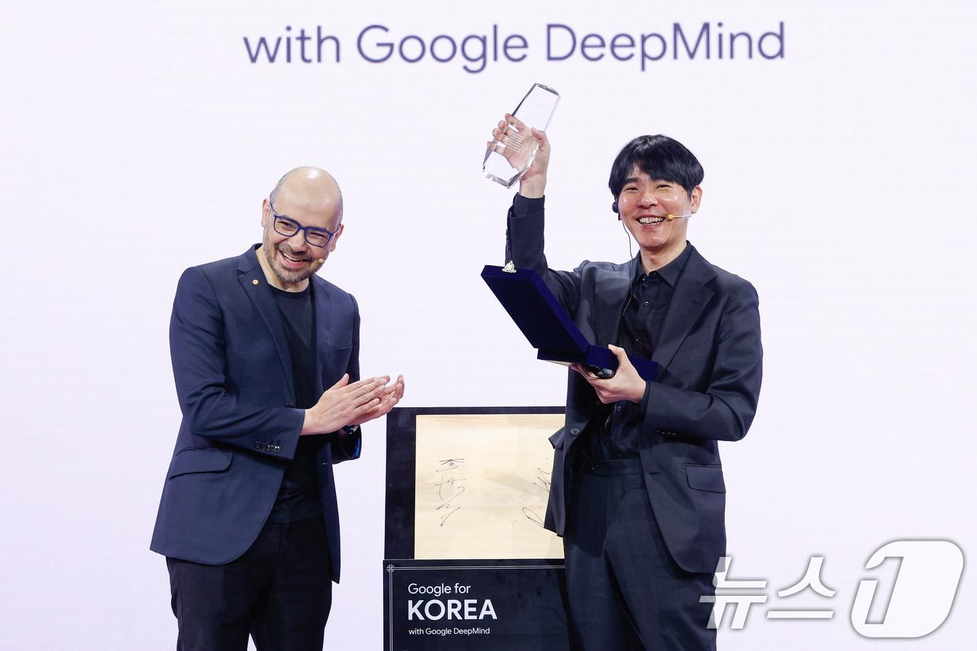 본문 이미지 - 이세돌 사범이 29일 서울 중구 웨스틴조선호텔에서 열린 구글 포 코리아 2026 행사에 참석해 데미스 하사비스 구글 딥마인드 공동 창업자 및 CEO로부터 받은 감사패를 들어보이고 있다. ⓒ 뉴스1 안은나 기자